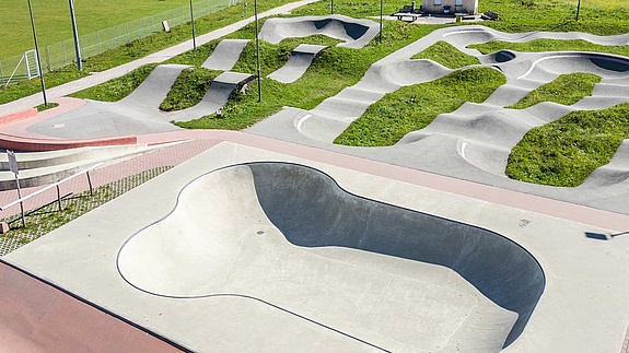 Skate park area with banks, ledges, rails and bowl in the Urban Sports Park Füssen - perfect for skaters.