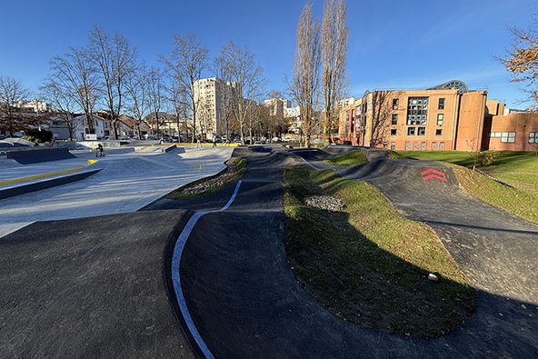 Overview of Pumptrack and Skatepark in Tarbes with riders