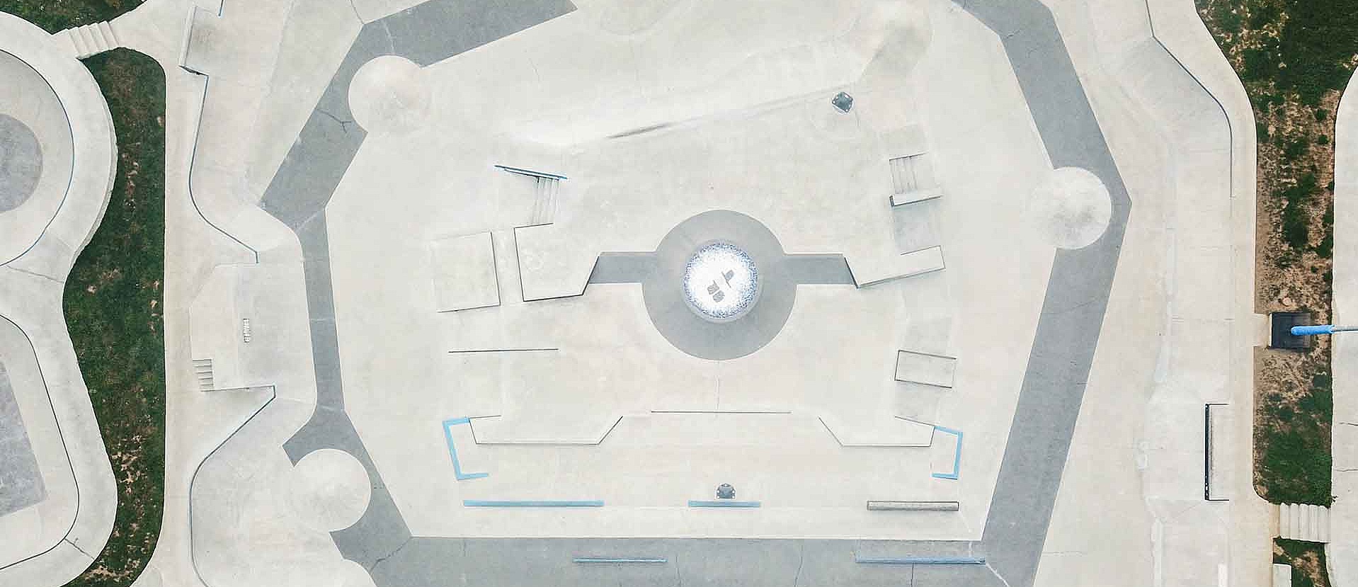 Hauptansicht des Skateparks Hof mit Street-Elementen