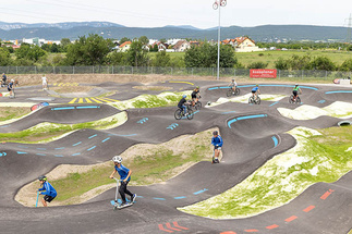 Wiener Neustadt pump track with coloured markings and obstacles for beginners and professionals.