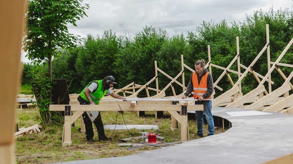 [Translate to Chinesisch:] Employee of Schneestern builds a steep wall