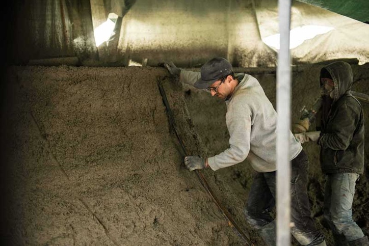 [Translate to Chinesisch:] Snow star employee smoothing a concrete surface