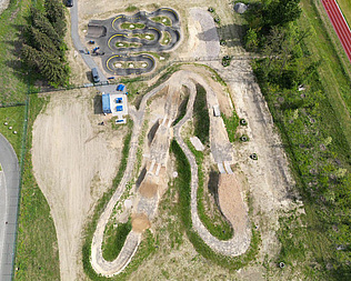 Urban Sports Park Bad Düben – aerial view with pump track, dirt lines and practice areas.