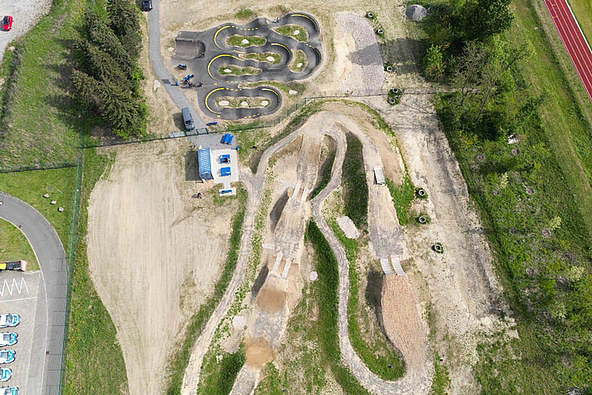 Urban Sports Park Bad Düben – Luftbild mit Pumptrack, Dirtlines und Übungsbereichen.