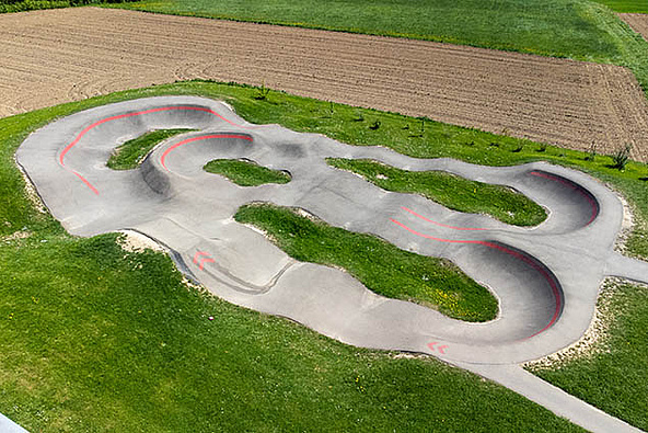 Nahes Luftbild der Lines am Pumptrack Staig mit Hügeln, Kurven und Flow-Sektionen