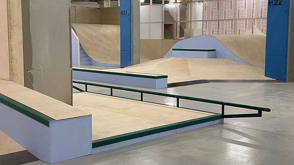Skate hall in Bern with rails and jump line