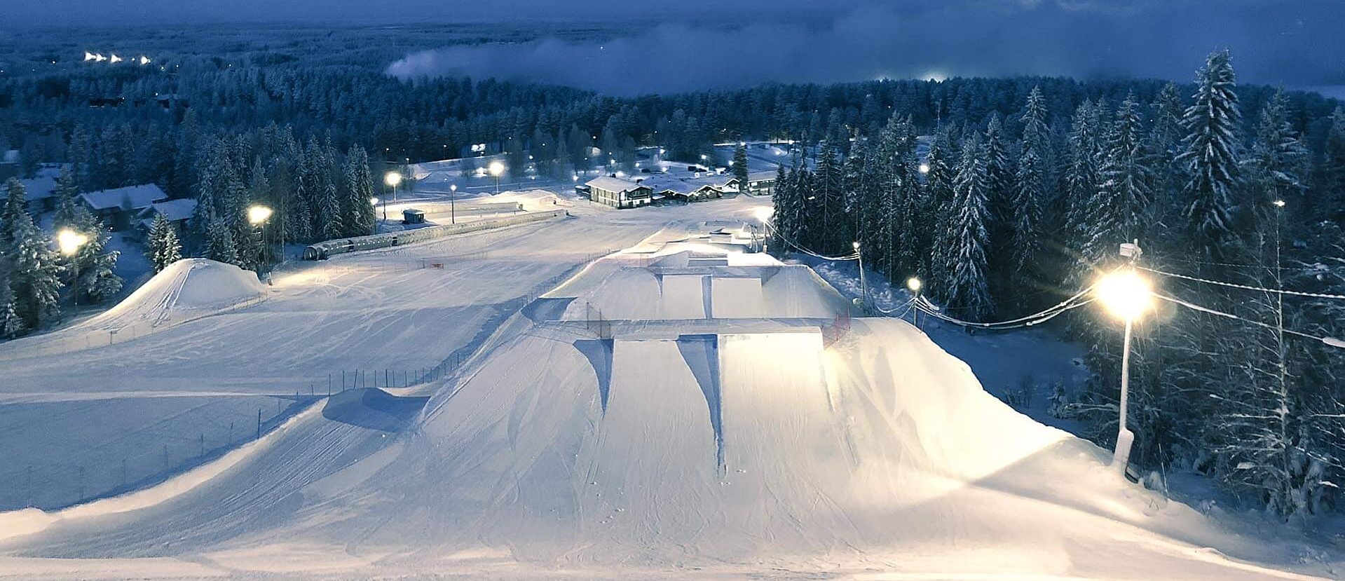 Snowpark Vuokatti im Dunkeln