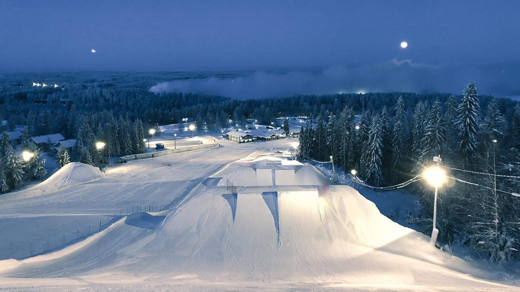 Snowpark Vuokatti im Dunkeln