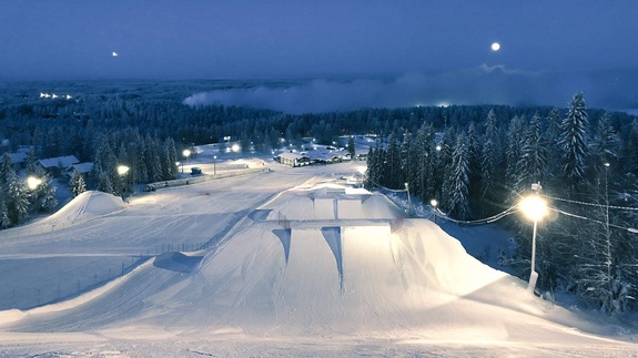 Snowpark Vuokatti im Dunkeln