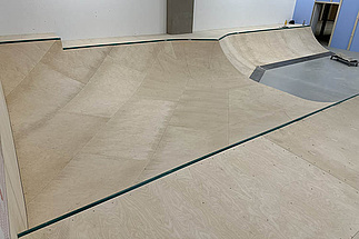 Innenansicht der Skatehalle Bern mit Holzrampe