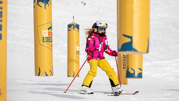 Mädchen fährt mit Ski durch Pendelum