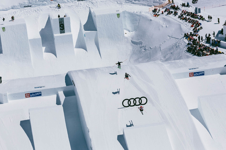 Luftaufnahme Skicross Fahrer im Sprung Audi Nines 2018 in Sölden