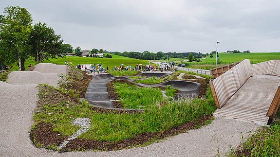 Überblick vom Pumptrack Betzigau mit Brücke