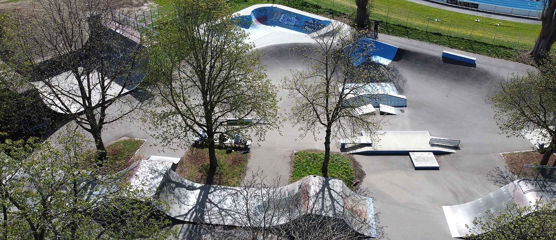 Overview of the Kempten Illerdamm Skatepark with various ramps and obstacles