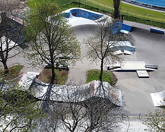 Übersicht des Skateparks Kempten Illerdamm mit verschiedenen Rampen und Obstacles