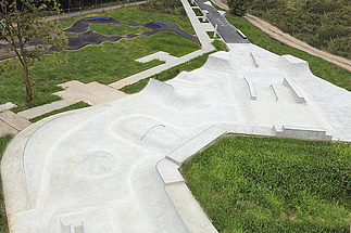 Luftaufnahme der Skate- und Pumptrack-Anlage im Urban Sports Park Hückelhoven mit vielfältigen Obstacles.