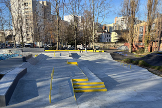 Zone street avec escaliers et rails au Skatepark Tarbes
