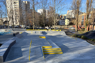 Streetbereich mit Treppen und Rails im Skatepark Tarbes