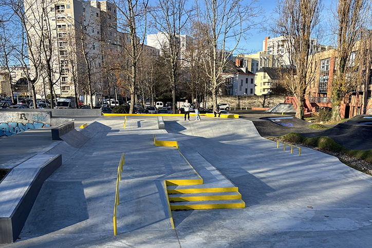 Streetbereich mit Treppen und Rails im Skatepark Tarbes