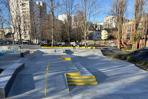Zone street avec escaliers et rails au Skatepark Tarbes
