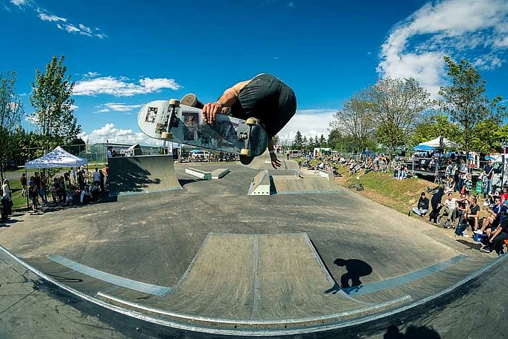 Skateboarder springt in die Luft in einem Skatepark