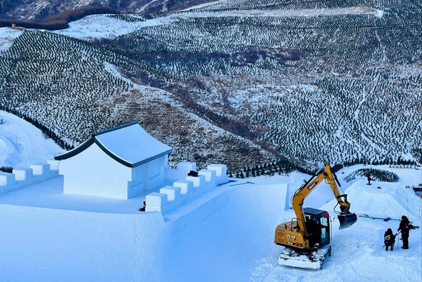 Obstakel und Bagger auf einem Slopestyle Kurs steht