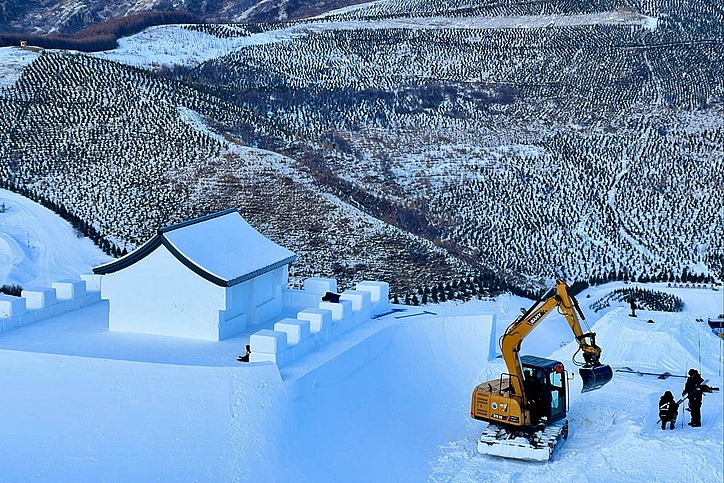 Obstacel and excavator on a slopestyle course