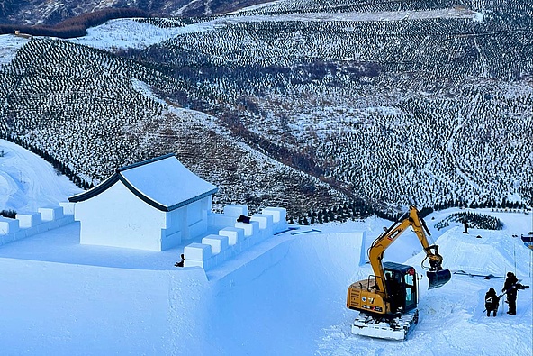 Obstacel and excavator on a slopestyle course