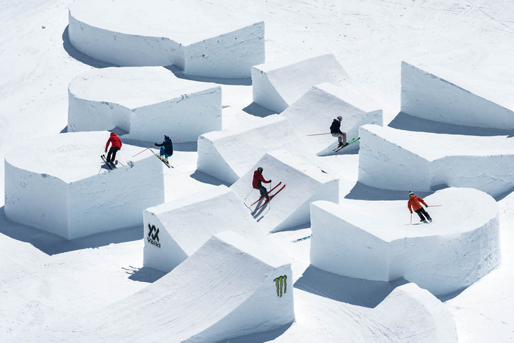 Skicrosser fahren durch einen sehr ausgefallenen Kurs