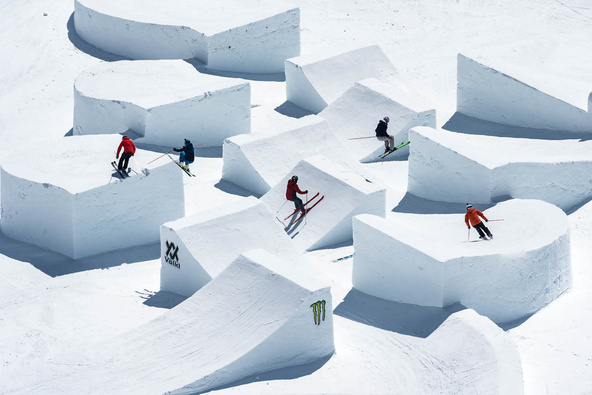 Skicrosser fahren durch einen sehr ausgefallenen Kurs