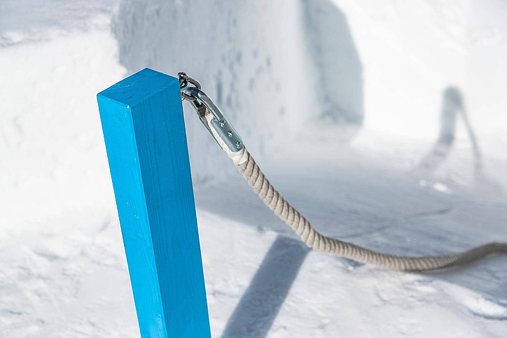 Detailed view of rope and post