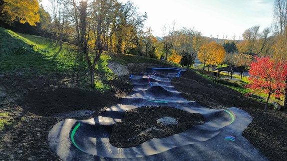 Panorama des Pumptrack Mauvezin in landschaftlicher Umgebung