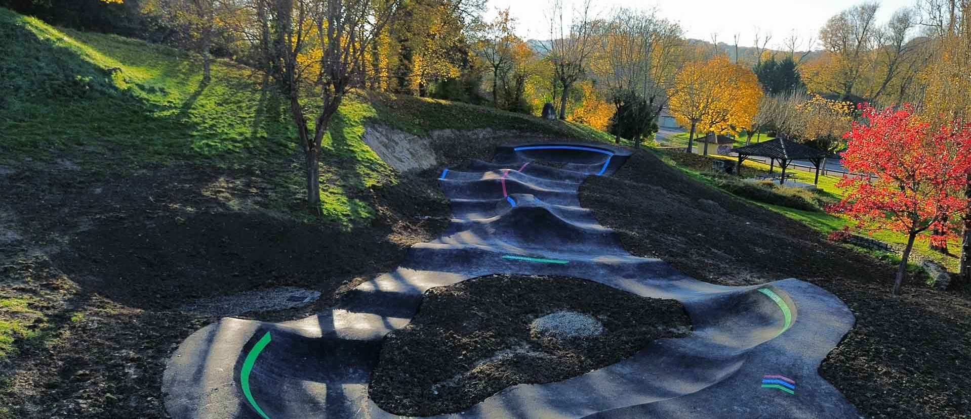 Panorama des Pumptrack Mauvezin in landschaftlicher Umgebung