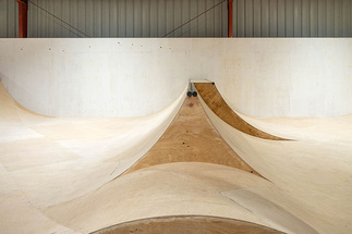Wooden ramps with curved obstacles in the Fürth skatehall