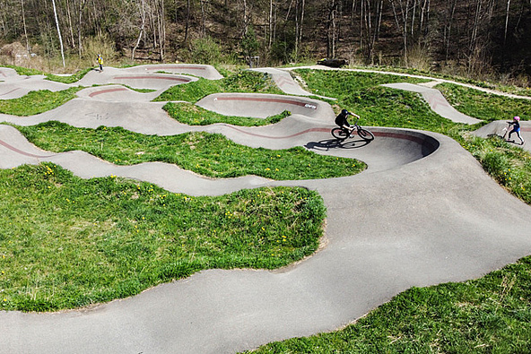 Luftaufnahme des Pumptracks im Engelhaldepark Kempten neben der Kletterhalle