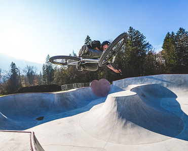Rider dans le skatepark de Samoëns en montagne. 