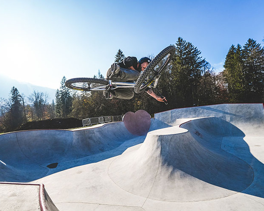 Rider dans le skatepark de Samoëns en montagne. 