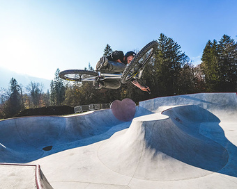 Rider dans le skatepark de Samoëns en montagne. 