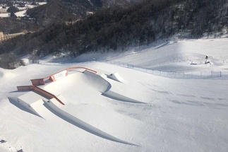 [Translate to Englisch:] Slopestyle Kurs mit Kickern und Rails für die Olympischen Winterspiele