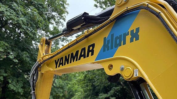 Detailaufnahme von Yanmar Baumaschine - Baustelle Skatepark Hirschgarten