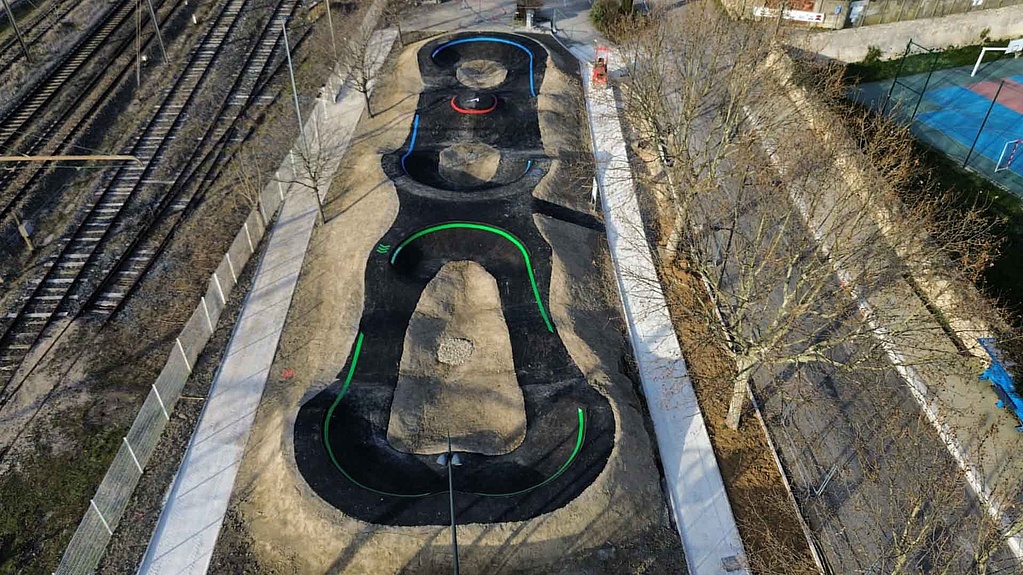 Pumptrack Bourg-Saint-Andéol avec virages et obstacles vu d’en haut