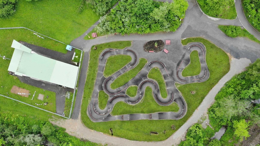 Pump track at Engelhaldepark Kempten with riders and spectators in the leisure area