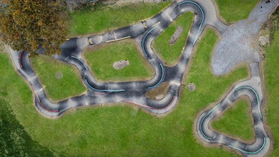 Aperçu du pumptrack et de la piste de course Ibos