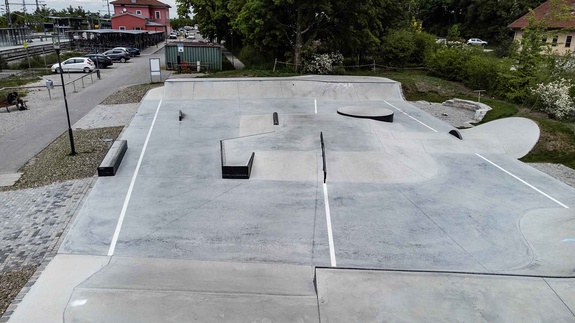 Nahaufnahme der Beton-Obstacles im Skatepark Murnau