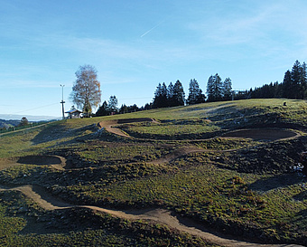Weitläufiger Bikepark Weitnau mit Serpentinen und Trails auf grüner Wiese
