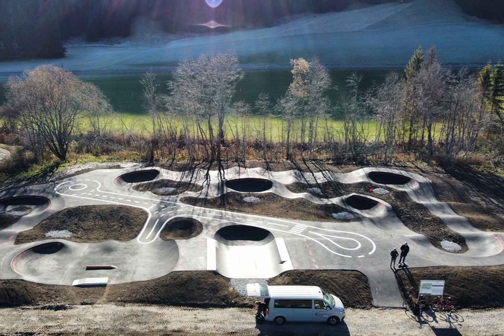 Pumptrack Grän mit Asphaltbahn und Natur im Hintergrund
