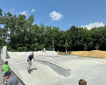 Luftaufnahme des Skatepark Frontenhausen mit Street-Elementen und Bowl