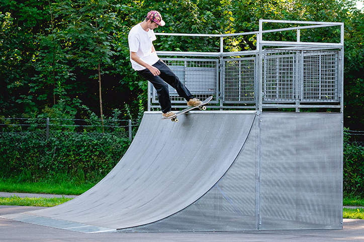 Skater on a quarterpipe at Rampenpark Isny