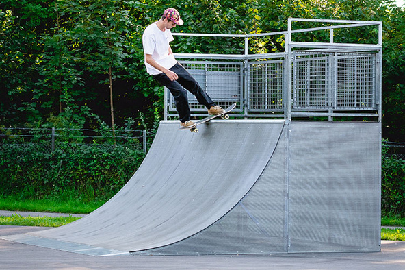 Skater auf einer Quarterpipe im Rampenpark Isny