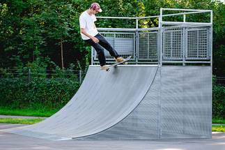 Skater on a quarterpipe at Rampenpark Isny